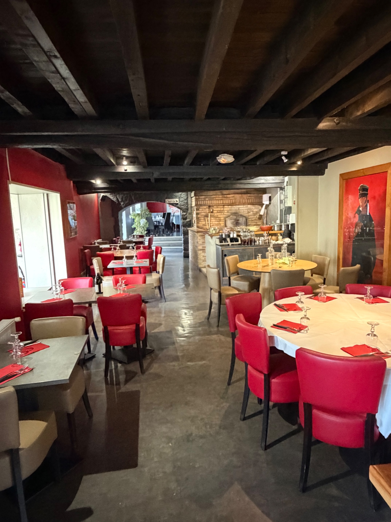La grande salle aux poutres et chaises rouges